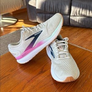 Brooks Ghost 16 Women’s shoes Size 10 wide Great Condition worn a Few Times